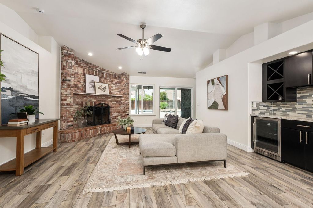 Image 5 of property listing at 2371 Sophia Lane, Kingsburg, CA 93631