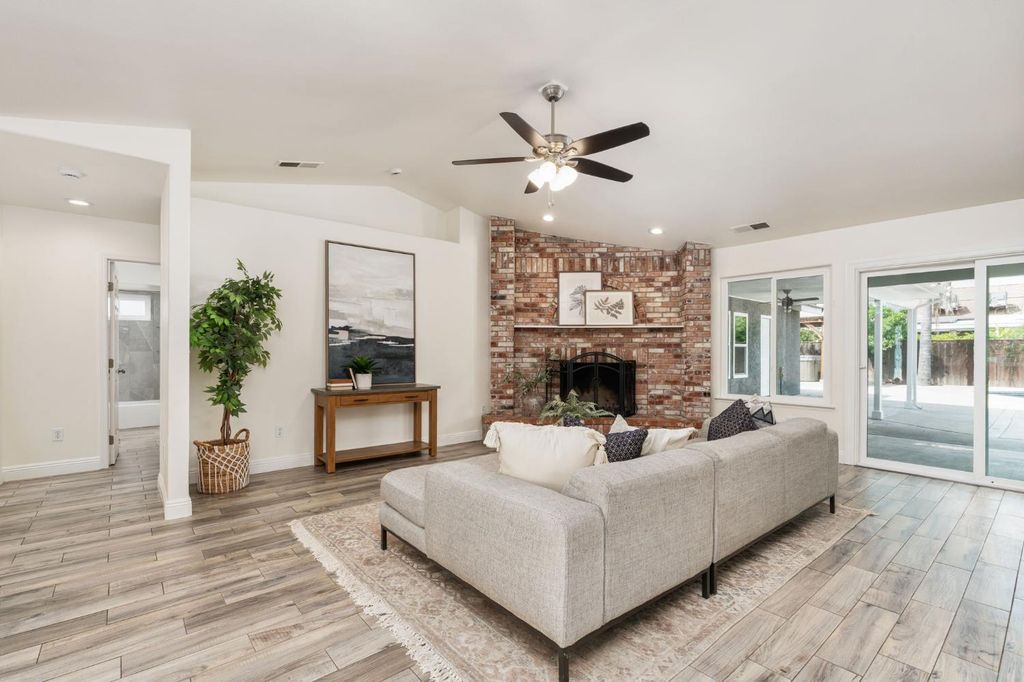 Image 6 of property listing at 2371 Sophia Lane, Kingsburg, CA 93631