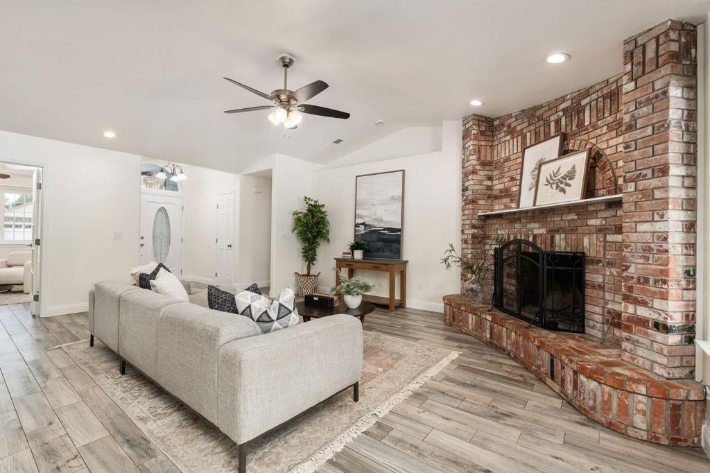 Image 7 of property listing at 2371 Sophia Lane, Kingsburg, CA 93631