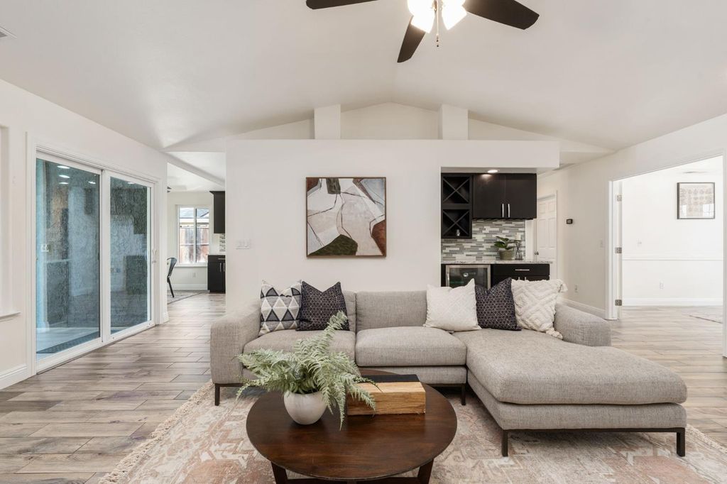 Image 9 of property listing at 2371 Sophia Lane, Kingsburg, CA 93631