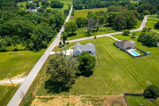 18 Faith Rae Blvd, Morrison, TN 37357