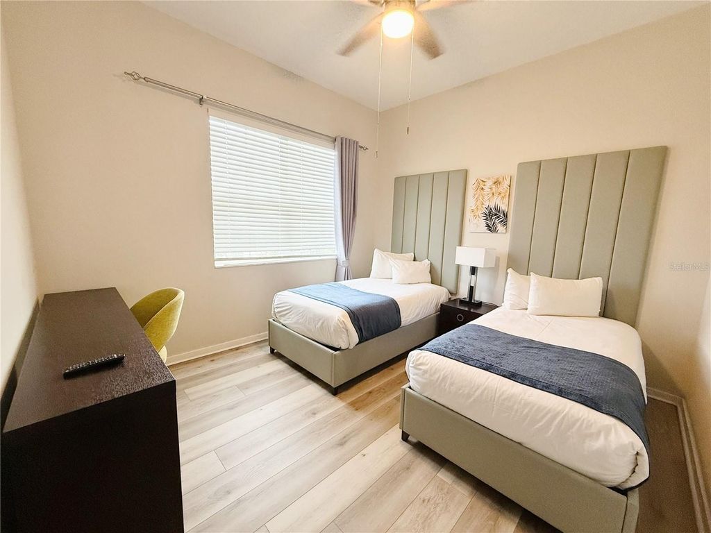 Image 13 of property listing at 4012 BREAKVIEW DRIVE B401, Orlando, FL 32819