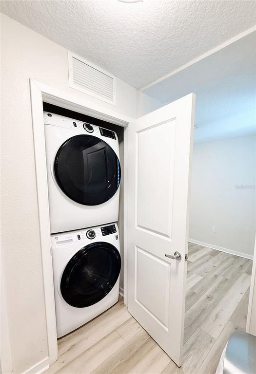Image 18 of property listing at 4012 BREAKVIEW DRIVE B401, Orlando, FL 32819