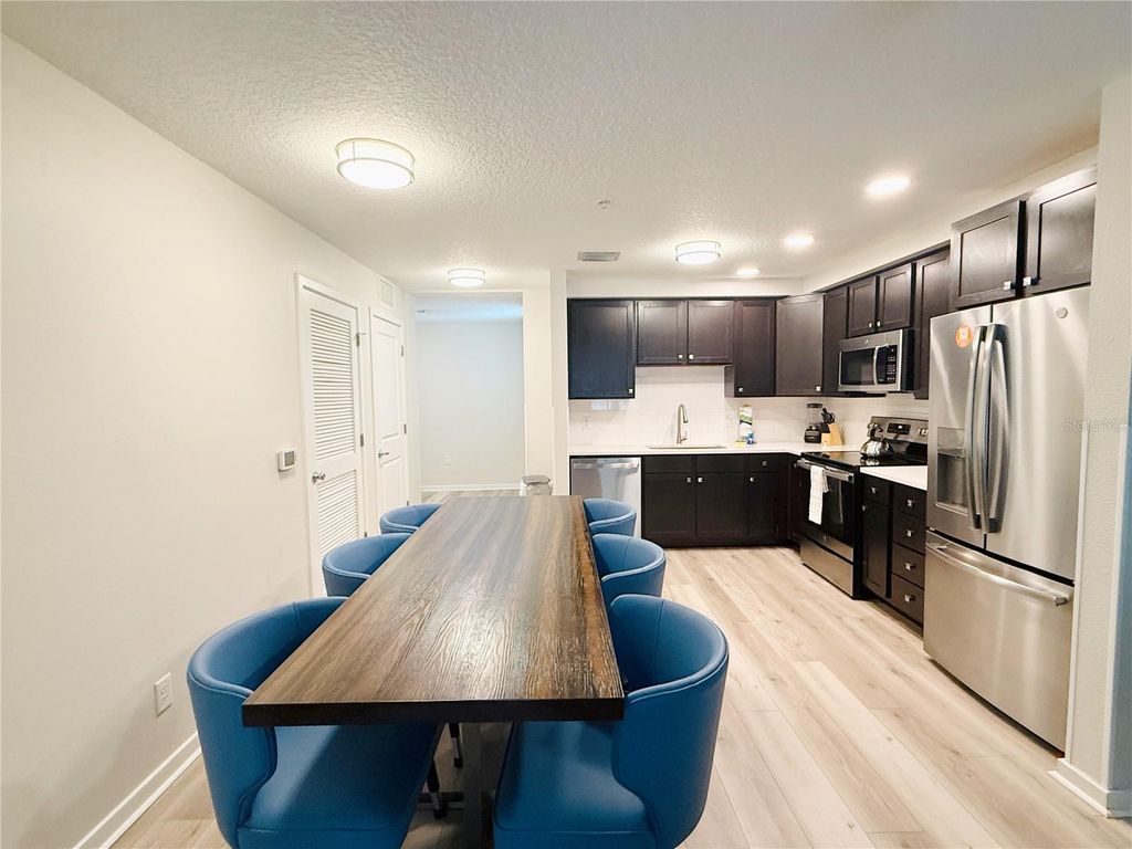 Image 5 of property listing at 4012 BREAKVIEW DRIVE B401, Orlando, FL 32819