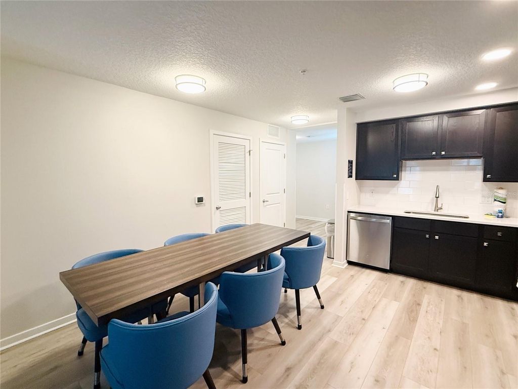 Image 6 of property listing at 4012 BREAKVIEW DRIVE B401, Orlando, FL 32819