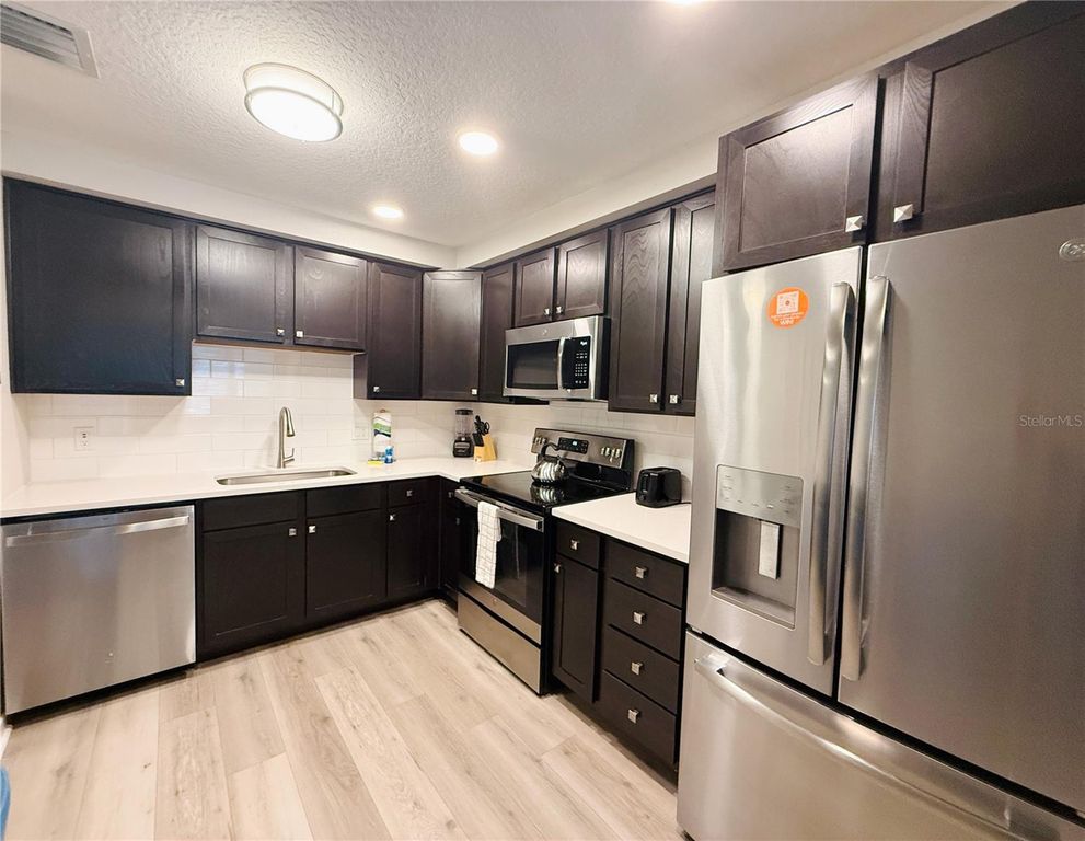 Image 8 of property listing at 4012 BREAKVIEW DRIVE B401, Orlando, FL 32819