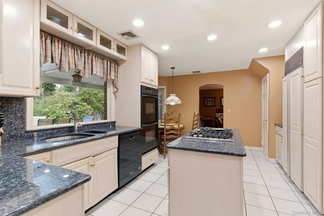 101 Convent Road, Syosset, NY 11791