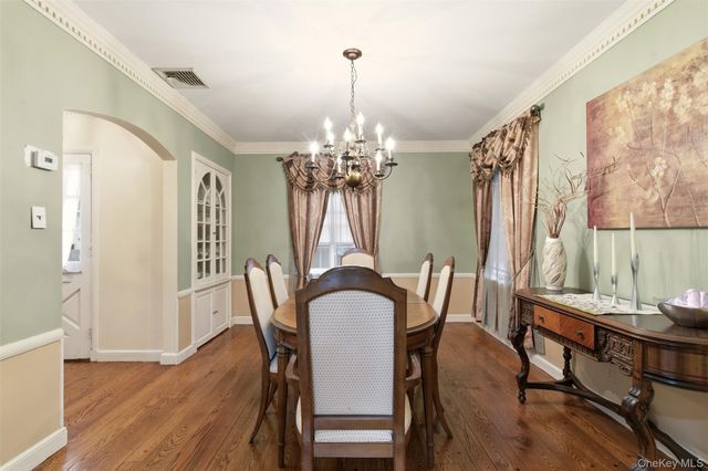 101 Convent Road, Syosset, NY 11791