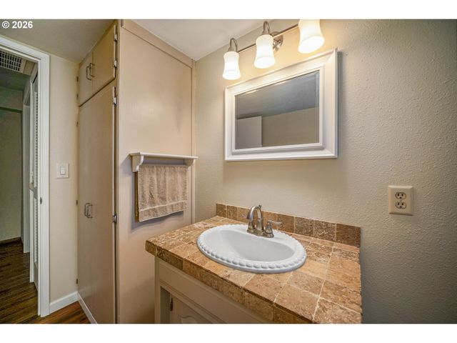 1639 NUT TREE Dr, Salem, OR 97304
