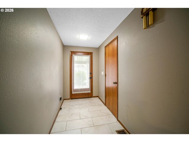 1639 NUT TREE Dr, Salem, OR 97304