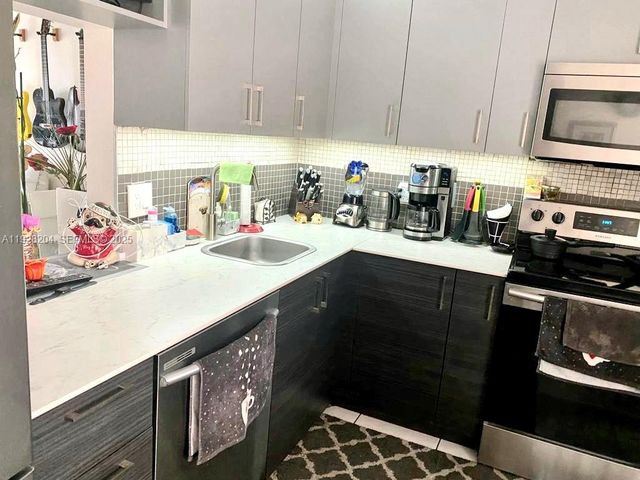 18900 NE 14th Ave D-205, Miami, FL 33179