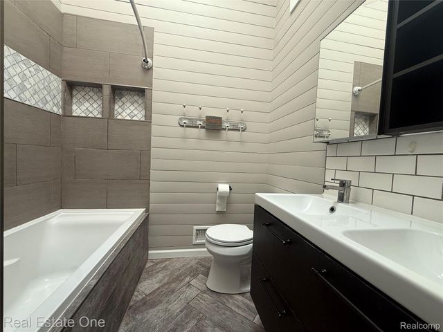 3068 Bridlewood Drive, Oakland Charter Township, MI 48306