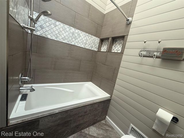 3068 Bridlewood Drive, Oakland Charter Township, MI 48306