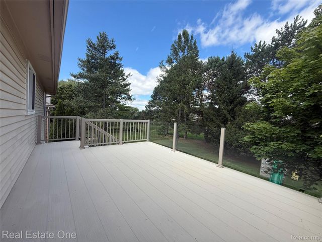 3068 Bridlewood Drive, Oakland Charter Township, MI 48306