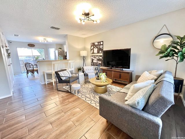 10254 Dover Rdg Apt 302, San Antonio, TX 78250