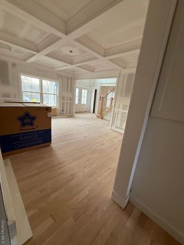 85 Roundtree Drive, Plainview, NY 11803