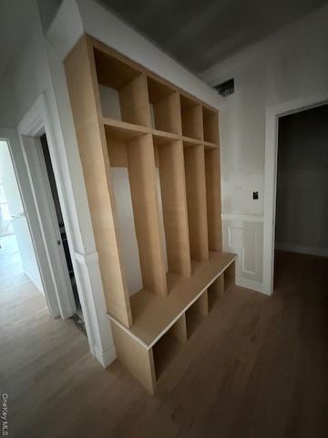 85 Roundtree Drive, Plainview, NY 11803