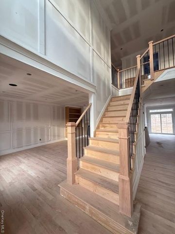 85 Roundtree Drive, Plainview, NY 11803