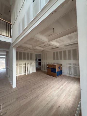 85 Roundtree Drive, Plainview, NY 11803