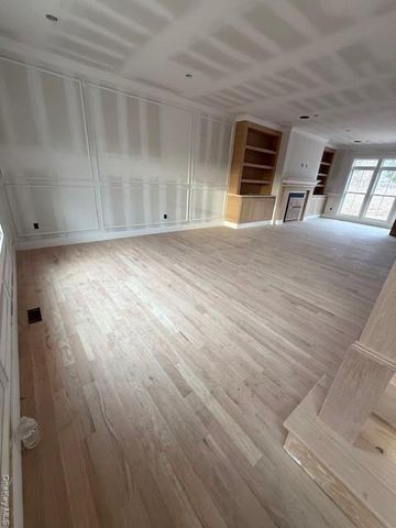 85 Roundtree Drive, Plainview, NY 11803