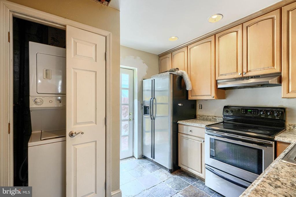Image 10 of property listing at 42 E HAMBURG ST E, Baltimore, MD 21230