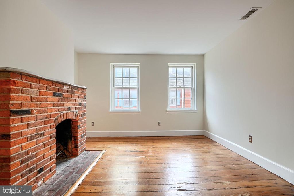 Image 16 of property listing at 42 E HAMBURG ST E, Baltimore, MD 21230