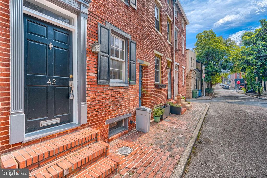 Image 2 of property listing at 42 E HAMBURG ST E, Baltimore, MD 21230