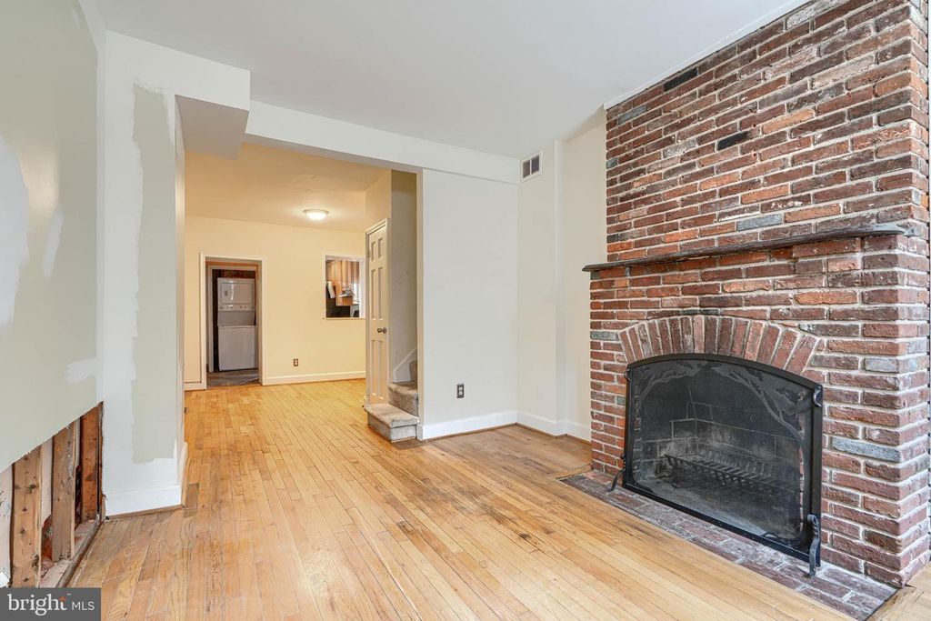 Image 3 of property listing at 42 E HAMBURG ST E, Baltimore, MD 21230