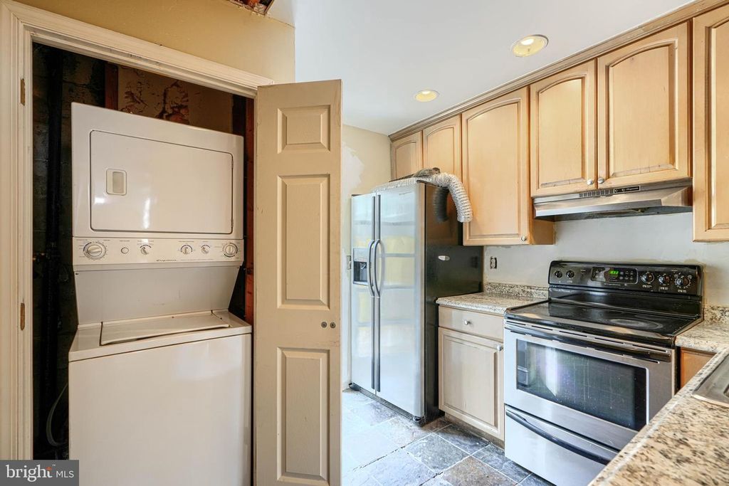 Image 9 of property listing at 42 E HAMBURG ST E, Baltimore, MD 21230