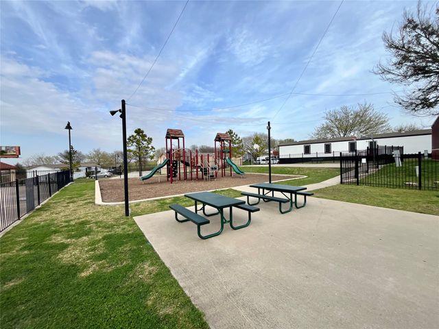 709 N Collins Frwy 130, Howe, TX 75459