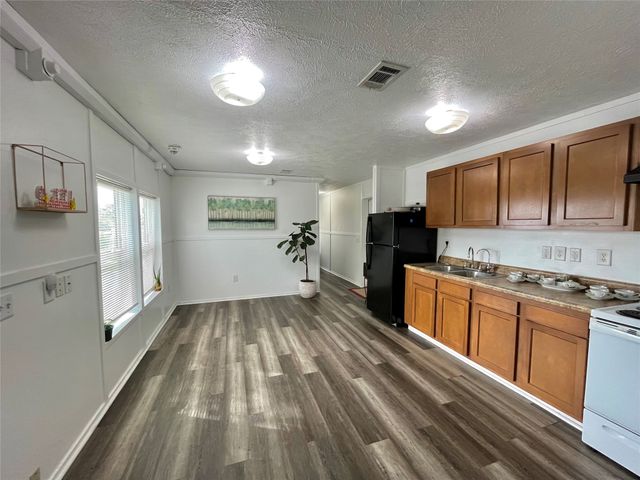 709 N Collins Frwy 130, Howe, TX 75459