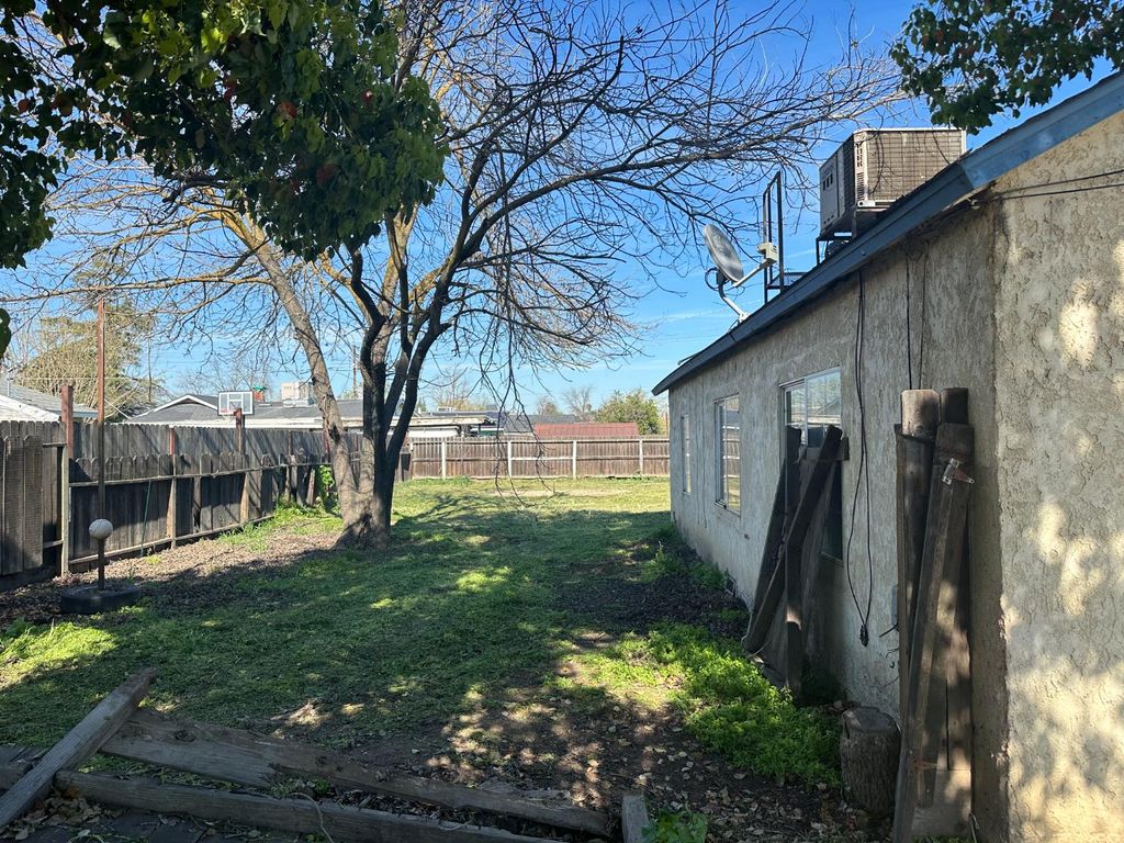 Image 13 of property listing at 325 S 7th Street, Chowchilla, CA 93610