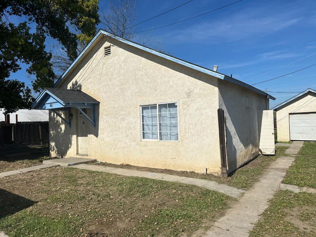 Image 2 of property listing at 325 S 7th Street, Chowchilla, CA 93610