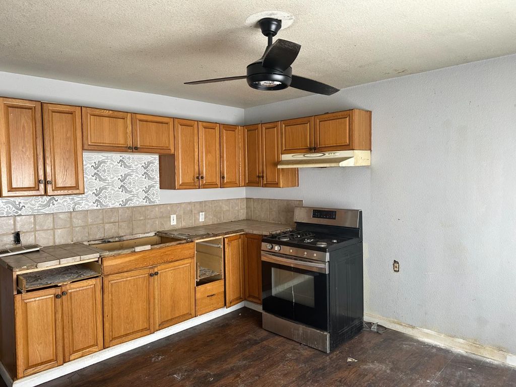 Image 3 of property listing at 325 S 7th Street, Chowchilla, CA 93610