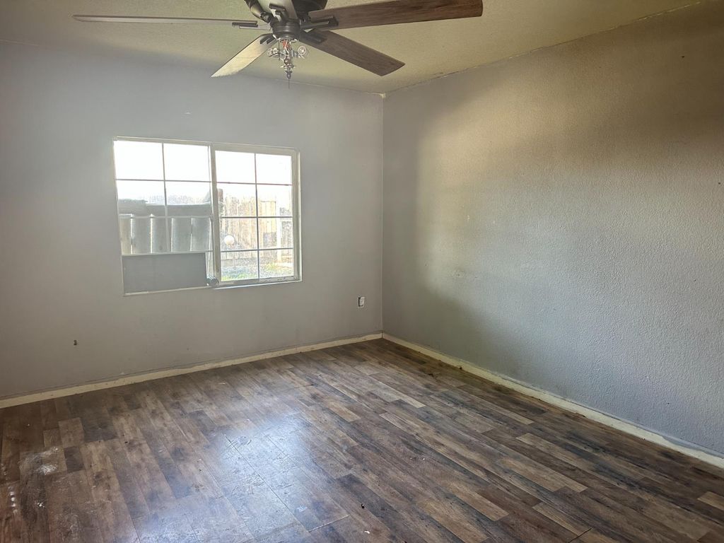 Image 4 of property listing at 325 S 7th Street, Chowchilla, CA 93610