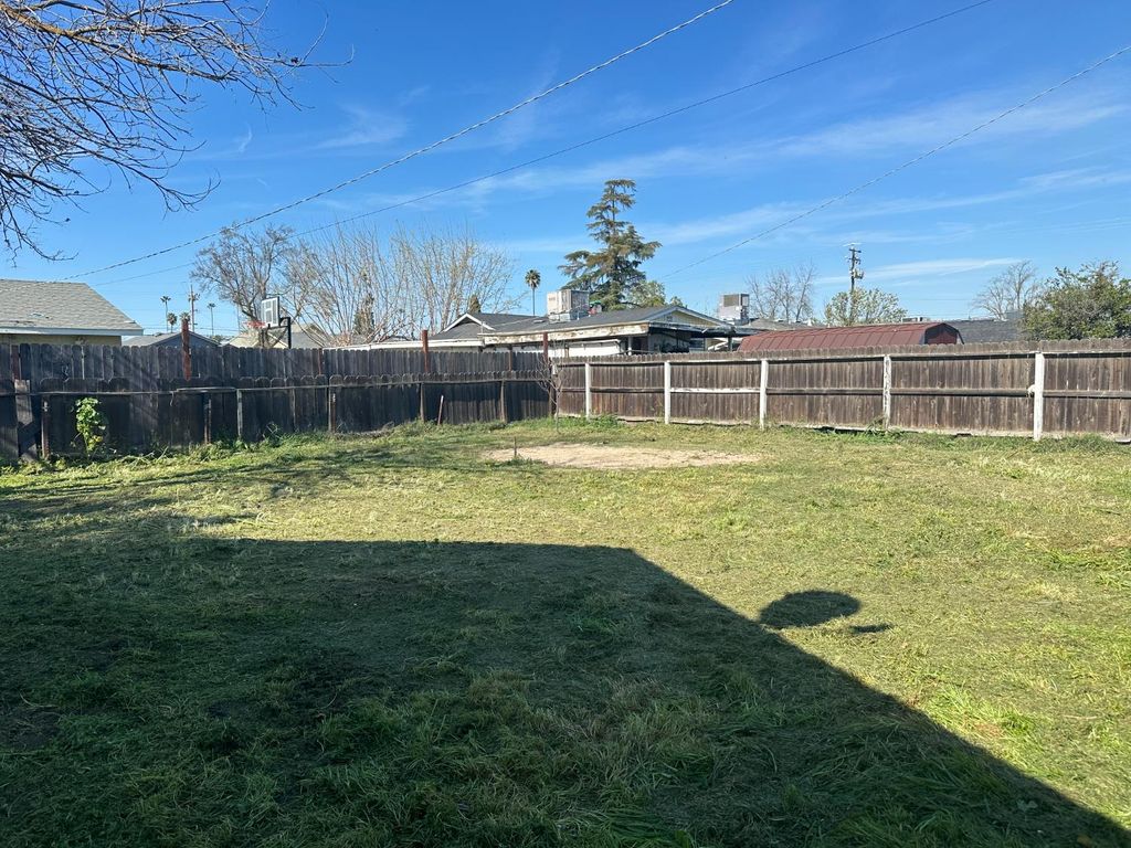 Image 6 of property listing at 325 S 7th Street, Chowchilla, CA 93610