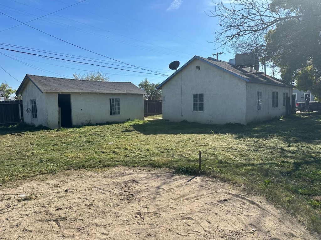 Image 8 of property listing at 325 S 7th Street, Chowchilla, CA 93610