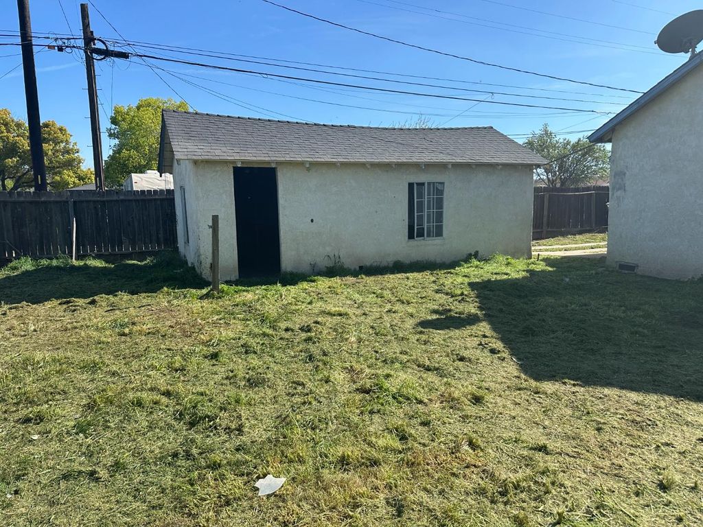 Image 9 of property listing at 325 S 7th Street, Chowchilla, CA 93610
