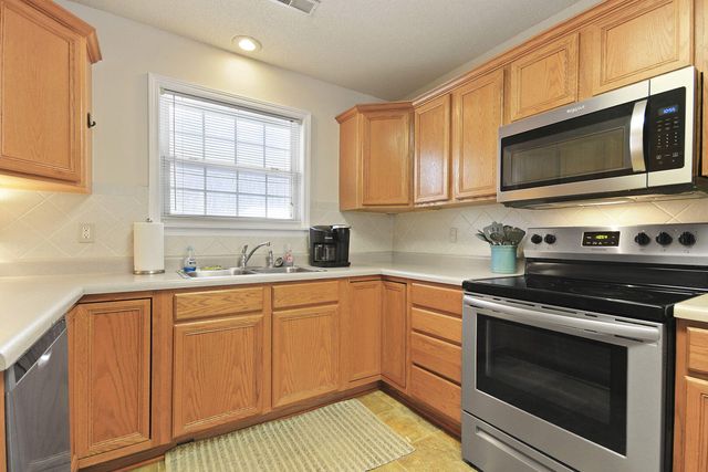 803 MANHATTAN DR, Columbia, MO 65201