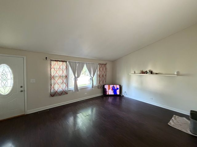 360 Tee Lane, Carpentersville, IL 60110