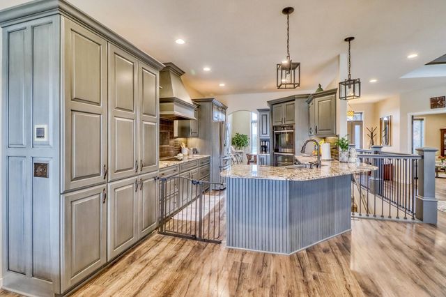 2607 Mcleod Drive E, West Fargo, ND 58078