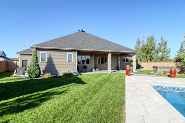 2607 Mcleod Drive E, West Fargo, ND 58078