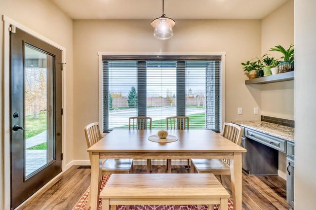 2607 Mcleod Drive E, West Fargo, ND 58078