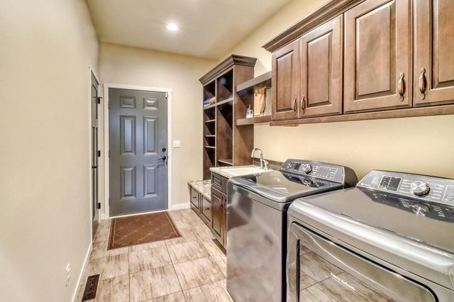 2607 Mcleod Drive E, West Fargo, ND 58078