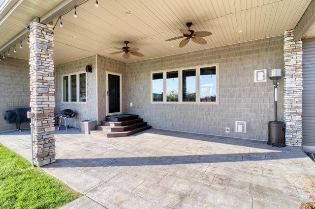 2607 Mcleod Drive E, West Fargo, ND 58078