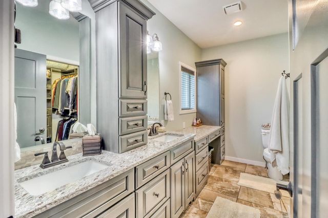 2607 Mcleod Drive E, West Fargo, ND 58078