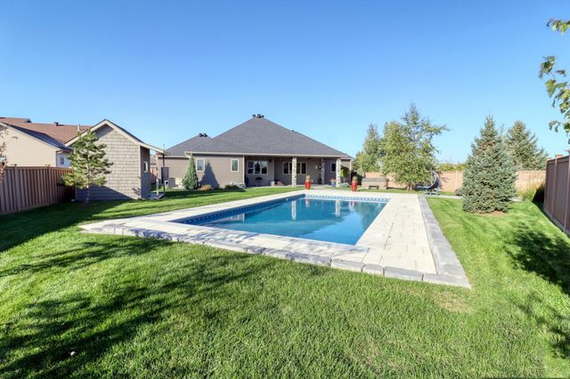 2607 Mcleod Drive E, West Fargo, ND 58078