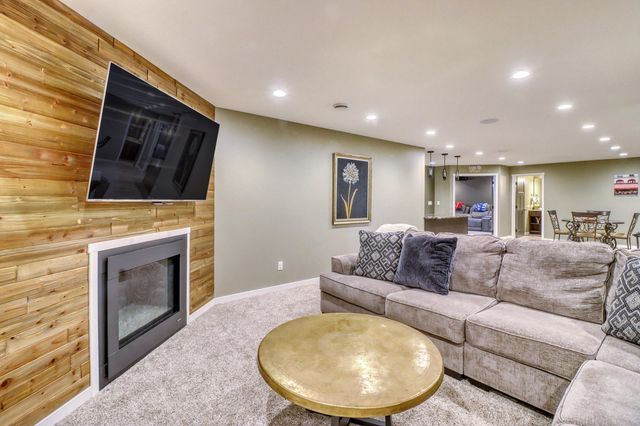 2607 Mcleod Drive E, West Fargo, ND 58078