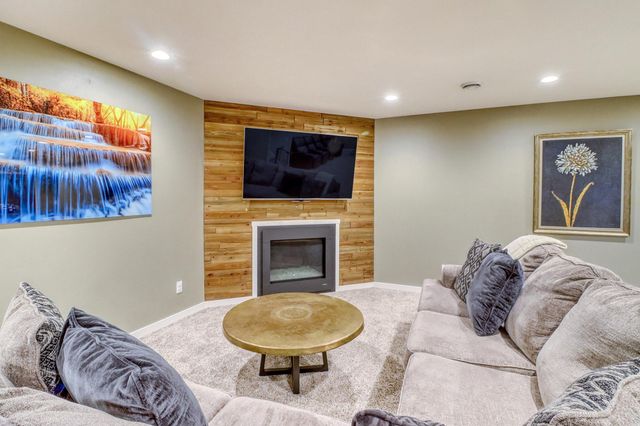 2607 Mcleod Drive E, West Fargo, ND 58078