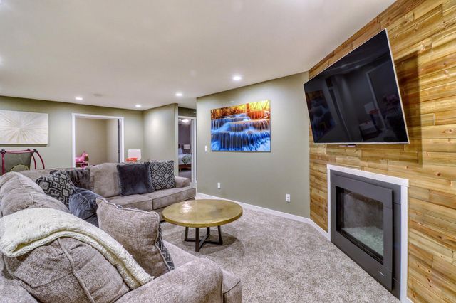 2607 Mcleod Drive E, West Fargo, ND 58078